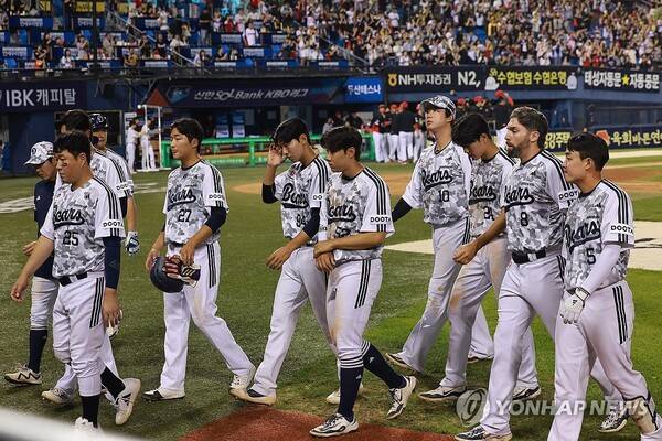 패배 후 더그아웃으로 향하는 두산 선수단. ⓒ연합뉴스