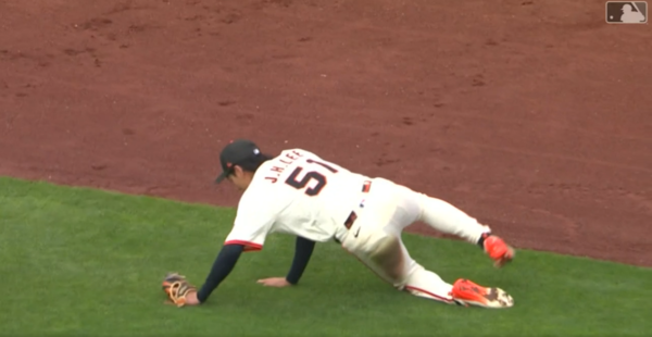 호수비 후 일어나는 이정후. ⓒmlb.com