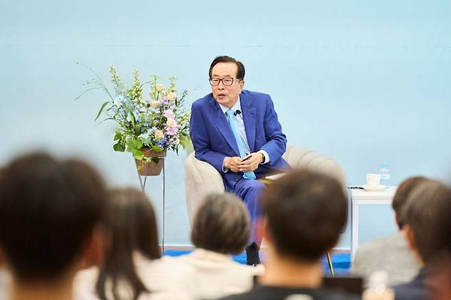 김재철 동원그룹 명예회장은 4일 서울 관악구 서울대 중앙도서관에서 열린 '인생의 파도를 넘는 법' 강연에서 학생들의 질문에 답하고 있다.