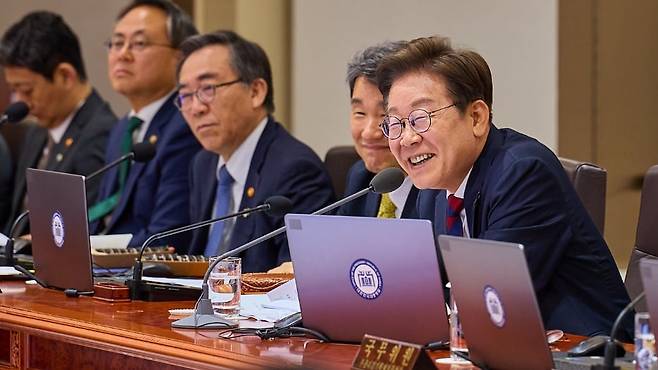 이재명 대통령이 5일 서울 용산구 대통령실 청사에서 김밥을 먹으며 국무회의를 주재하고 있다./대통령실