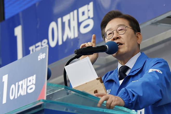 이재명 더불어민주당 대통령 후보가 지난달 13일 오후 경북 포항시청 광장을 찾아 인사하고 있다. /뉴스1