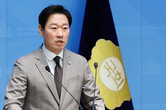 박수민 국민의힘 의원이 5일 대국민 사과하면서 재창당 운동에 돌입하겠다고 밝혔다. 지난 3월 8일 오후 서울 여의도 국회 소통관에서 윤석열 대통령 석방 관련 브리핑을 하고 있다. /뉴스1