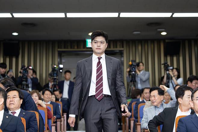 김용태 국민의힘 비상대책위원장이 5일 오전 서울 여의도 국회에서 열린 의원총회에 참석하고 있다. /뉴스1