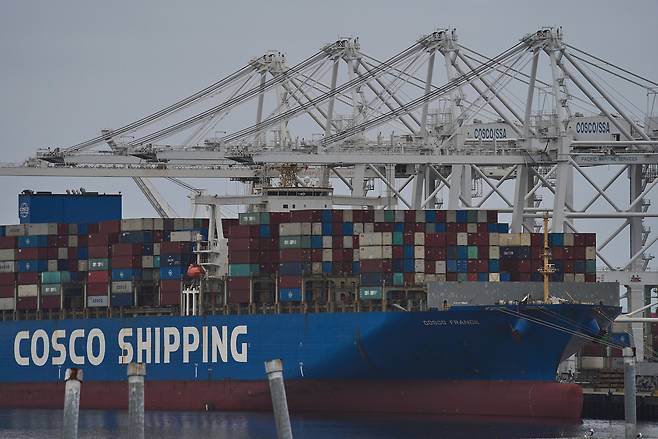 미국 캘리포니아 롱비치항 터미널에 정박한 컨테이너선. /AP 연합뉴스