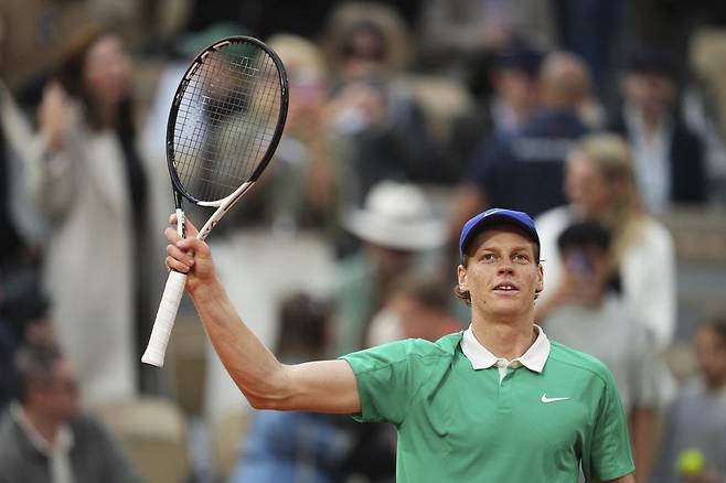 얀니크 신네르가 4일(현지 시간) 프랑스 파리 롤랑가로스에서 열린 프랑스오픈 남자 단식 8강전에서 알렉산드르 부블리크를 꺾은 후 세리머니하고 있다. 파리=AP 뉴시스