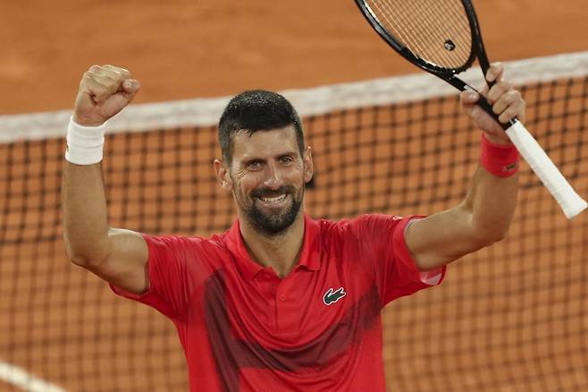 노박 조코비치가 4일(현지 시간) 프랑스 파리 롤랑가로스에서 열린 프랑스오픈 남자 단식 8강전에서 알렉산더 츠베레프를 물리친 뒤 양팔을 들어올리며 기뻐하고 있다. 파리=AP 뉴시스