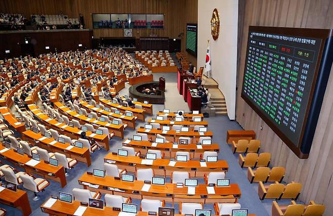 5일 오후 서울 여의도 국회 본회의에서 김재섭, 한지아, 안철수, 김예지, 조경태 국민의힘 의원이 내란 특검법(윤석열 전 대통령 등에 의한 내란·외환 행위의 진상규명을 위한 특별검사 임명 등에 관한 법률안) 찬성 표결을 하고 있다. 이 법안은 재적 296인, 재석 198인, 찬성 194인, 반대 3인, 기권 1인으로 통과됐다. 2025.6.5/뉴스1