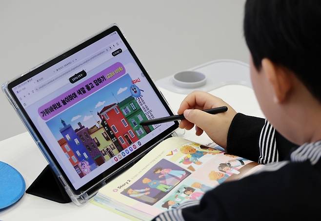 AI 디지털교과서 시연을 하고 있는 학생의 모습. (사진=교육부)