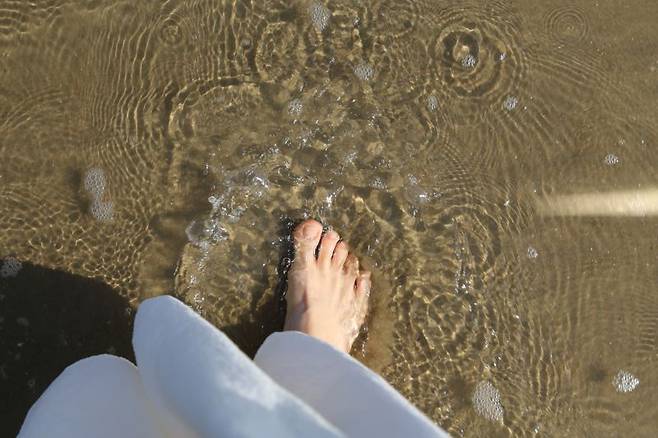 땅과 접지하는 맨발걷기는 인간의 생식 건강에도 큰 도움을 준다는 연구 결과가 많다. 사진=fnDB