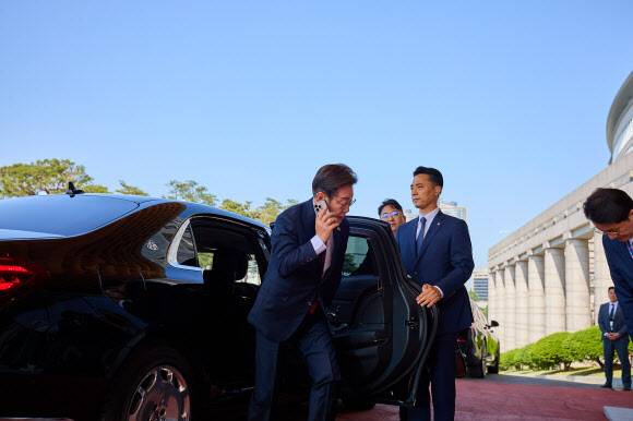 이재명 대통령이 5일 서울 용산 대통령실 청사로 출근하고 있다. 대통령실 제공