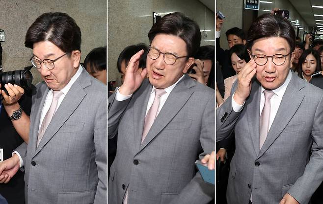 권성동 국민의힘 원내대표가 5일 오전 서울 여의도 국회 원내대표실로 향하다 사진기자의 카메라 부딪혀 고통스러워하고 있다. 윤운식 선임기자 yws@hani.co.kr