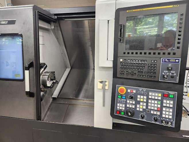 신식 CNC선반은 회전체가 내부 공간 안에 들어가 있다. 노동자가 문을 닫고 구동할 수 있어 회전체 끼임 위험이 원칙적으로 차단된다. 독자 제공