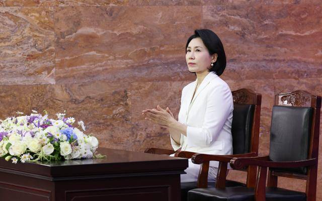 이재명 대통령 부인 김혜경 여사가 4일 서울 여의도 국회 로텐더홀에서 열린 제21대 대통령 취임 선서식에서 박수 치고 있다. 뉴시스