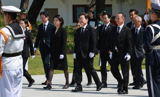 이재명 대통령이 4일 부인 김혜경 여사, 더불어민주당 의원 및 선거캠프 관계자들과 함께 동작구 국립서울현충원 현충탑 참배를 위해 입장하고 있다. 왕태석 선임기자