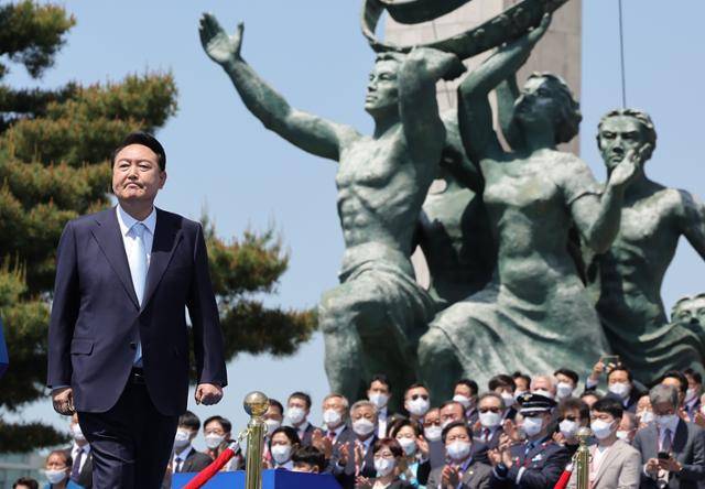 윤석열 대통령이 2022년 5월 10일 국회 앞마당에서 열린 취임식에서 선서를 하기 위해 이동하고 있다. 대통령실사진기자단