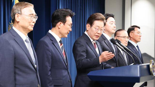 이재명 대통령이 4일 서울 용산구 대통령실 청사 브리핑룸에서 김민석(왼쪽 두 번째) 국무총리 후보자를 소개하고 있다. 이날 국무총리 후보자로는 김민석 국회의원, 국정원장 후보자로는 이종석 전 통일부 장관이 지명됐다. 대통령 비서실장으로는 강훈식 국회의원, 안보실장에는 위성락 국회의원이 임명됐고, 경호처장은 황인권 전 육군 대장, 대변인은 강유정 국회의원이 임명됐다. 뉴스1