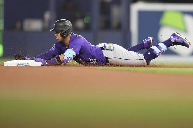 <yonhap photo-0401=""> Colorado Rockies' Thairo Estrada slides into second after hitting a double during the first inning of a baseball game against the Miami Marlins, Wednesday, June 4, 2025, in Miami. (AP Photo/Lynne Sladky)/2025-06-05 01:44:37/ <저작권자 ⓒ 1980-2025 ㈜연합뉴스. 무단 전재 재배포 금지, AI 학습 및 활용 금지></yonhap>