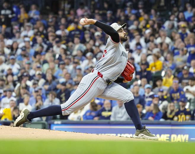 <yonhap photo-3300=""> Minnesota Twins starting pitcher Pablo Lopez throws to the Milwaukee Brewers during the first inning of a baseball game, Saturday May 17, 2025, in Milwaukee. (AP Photo/Jeffrey Phelps)/2025-05-18 09:52:44/ <저작권자 ⓒ 1980-2025 ㈜연합뉴스. 무단 전재 재배포 금지, AI 학습 및 활용 금지></yonhap>