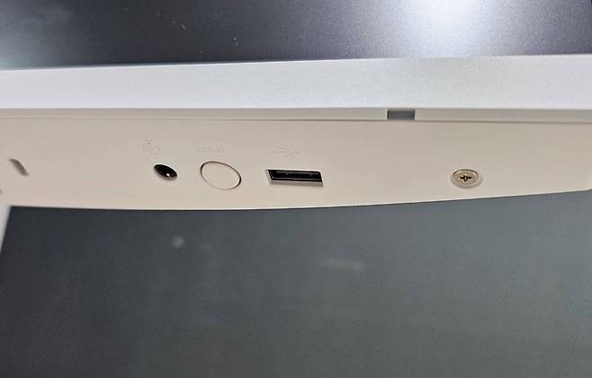 본체 전면 하단에는 1개의 USB 포트 및 음성 입출력 포트, 그리고 HDMI 입출력 모드 전환 버튼이 달렸다 / 출처=IT동아