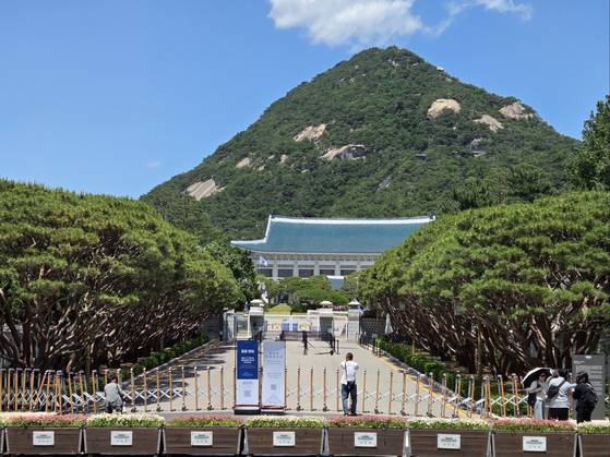 4일 오후 1시쯤 서울 종로구 청와대. 이날은 수요일이지만 정기 휴관인인 전날 6·3 조기 대선 투표일을 맞아 개관했기 때문에 이날은 휴관했다. 청와대에 입장하지 못한 방문객들이 관람 시작점 부근을 서성이고 있다. 사진 박종서 기자