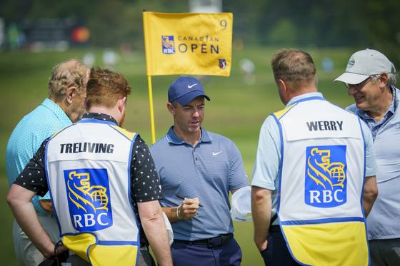 로리 매킬로이가 프로암 동반자들과 얘기하고 있다. AP=연합뉴스