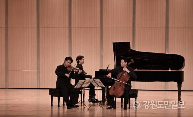 ▲ 지난 4일 밤 강릉아트센터에서 열린 제2회 하슬라국제예술제 프리뷰 콘서트에서 트리오 하슬라가 연주하고 있는 모습. 황선우 기자