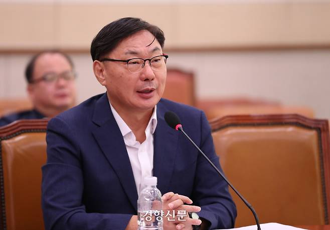 이화영 전 경기도 평화부지사가 지난해 10월2일 국회 법제사법위원회에서 열린 대북송금 수사 검사 탄핵 청문회에서 의원질의에 답하고 있다. 박민규 선임기자