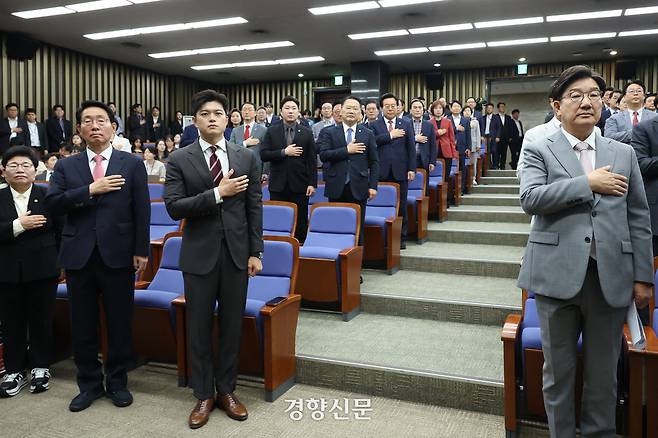 권성동 국민의힘 원내대표(오른쪽 첫번째)가 사퇴한 5일 국회에서 열린 의원총회에서 의원들이 국민의례를 하고 있다. 한수빈 기자