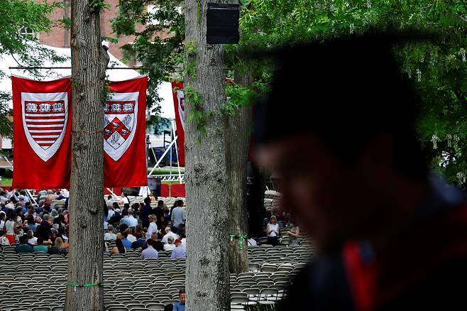지난달 28일 미국 매사추세츠주 케임브리지에 있는 하버드대학교의 학위수여식에서 졸업생들과 가족들이 모여있다. 로이터연합뉴스