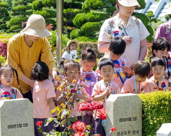 전몰장병 묘역 참배하는 어린이들- 제70회 현충일을 하루 앞둔 5일 부산 남구 유엔기념공원을 찾은 용당어린이집 원생들이 6·25전쟁에 유엔군으로 참전한 한국군 전몰 장병 묘역을 참배하고 있다. 이원준 기자 windstorm@kookje.co.kr