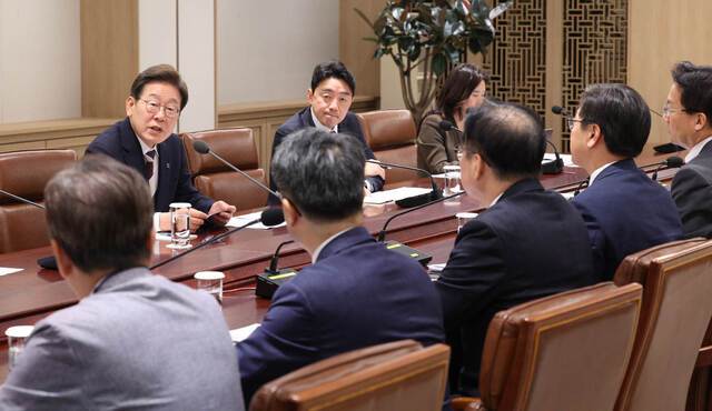 이재명 대통령이 4일 서울 용산구 대통령실에서 비상경제검검 TF(태스크포스) 회의를 주재하고 있다. 이 대통령은 이날 1호 행정명령으로 TF 구성을 지시하고 곧이어 김범석 기획재정부 1차관, 정인교 산업통상자원부 교섭본부장 등 유관 부서 책임자 및 실무자를 불러 1차 회의를 진행했다. 김지훈 기자