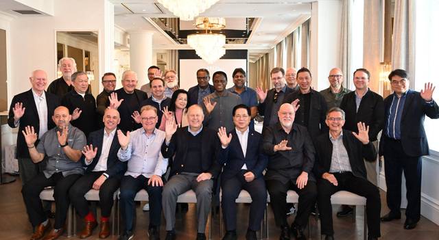 세계오순절협회(PWF) 윌리엄 윌슨(앞줄 왼쪽 네 번째) 총재와 자문위원들이 3일(현지시간) 핀란드 헬싱키에서 회의를 가진 뒤 기념촬영하고 있다. PWF는 이날 이영훈(앞줄 왼쪽 다섯 번째) 여의도순복음교회 목사를 사무총장으로 선임했다. 여의도순복음교회 제공