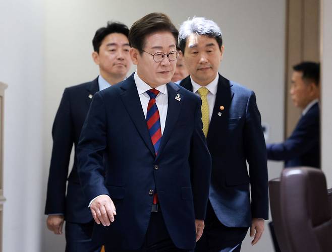 이재명 대통령이 5일 서울 용산 대통령실 청사에서 열린 국무회의에 입장하고 있다. 연합뉴스