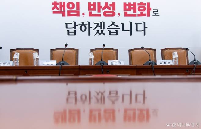 (서울=뉴스1) 이재명 기자 = 5일 오전 서울 여의도 국회에서 공개로 진행 예정된 국민의힘 비상대책위원회의가 비공개로 전환, 지도부의 자리가 비어 있다. 2025.6.5/뉴스1 Copyright (C) 뉴스1. All rights reserved. 무단 전재 및 재배포, AI학습 이용 금지. /사진=(서울=뉴스1) 이재명 기자