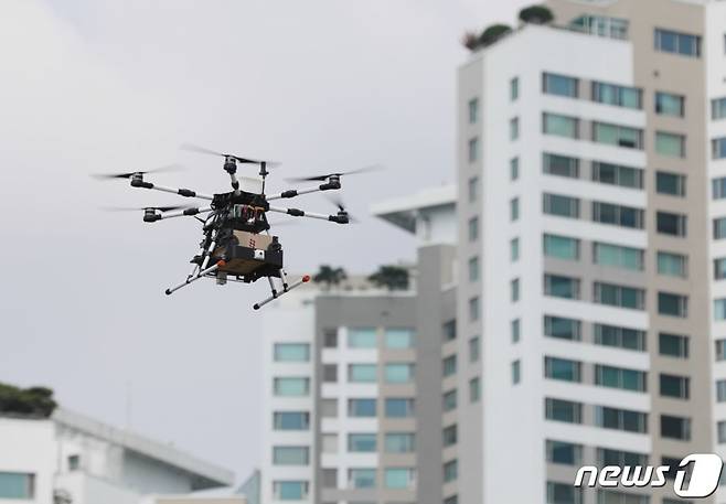 드론이 물품을 배송하는 모습. ⓒ News1