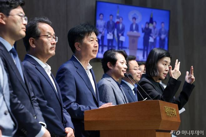 (서울=뉴스1) 안은나 기자 = 오기형 더불어민주당 대한민국 주식시장 활성화 TF 단장을 비롯한 의원들이 5일 서울 여의도 국회 소통관에서 상법 개정안 재추진 관련 기자회견을 하고 있다. 2025.6.5/뉴스1 Copyright (C) 뉴스1. All rights reserved. 무단 전재 및 재배포, AI학습 이용 금지. /사진=(서울=뉴스1) 안은나 기자