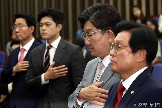 김용태 국민의힘 비상대책위원장과 권성동 원내대표를 비롯한 의원들이 5일 오전 서울 여의도 국회에서 열린 의원총회에서 국민의례를 하고 있다. 왼쪽부터 김상훈 정책위의장, 김 비대위원장, 권 원내대표, 박형수 원내수석부대표. 2025.06.05. /사진=뉴시스 /사진=조성봉