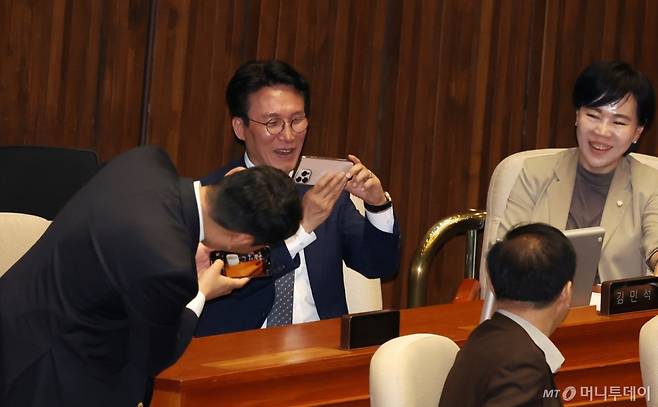 이재명 대통령 정부 초대 국무총리 후보자에 지명된 김민석 더불어민주당 의원이 5일 오후 서울 여의도 국회에서 열린 제426회 국회(임시회) 제1차 본회의에서 이 대통령의 의원 당시 자리 등 의석 사진을 찍고 있다. 2025.06.05. /사진=뉴시스 /사진=조성우