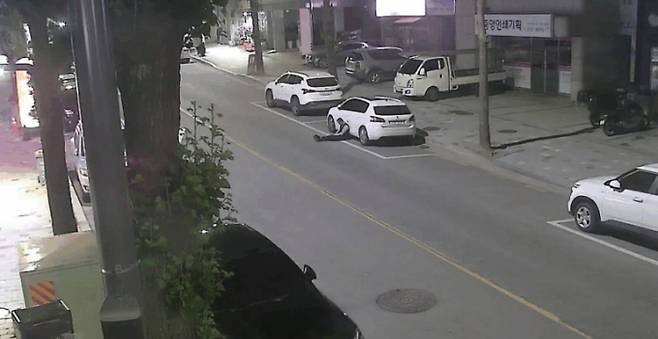 지난 2일 저녁 8시 47분경 중리동 LG 시스템 에어컨 앞에서 주취자가 차도를 향해 다리를 쭉 뻗은 채 위험하게 앉아 있다. /사진제공=이천시