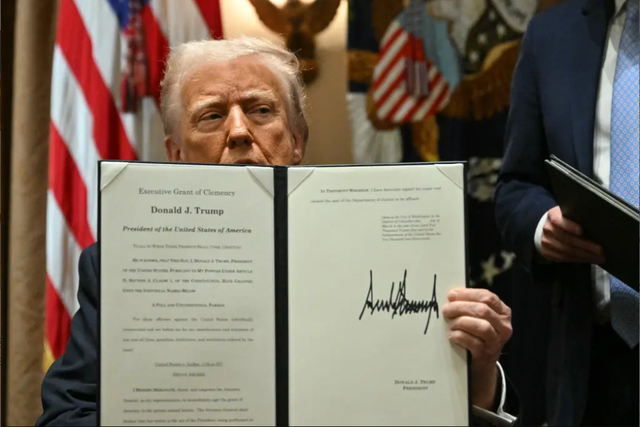 도널드 트럼프 미국 대통령이 지난 3월 25일 조 바이든 전 대통령 측이 차남 헌터의 비리를 숨기려 자신을 표적 수사했다고 주장한 데본 아처의 사면 문서를 들어보이고 있다. AFP 뉴시스