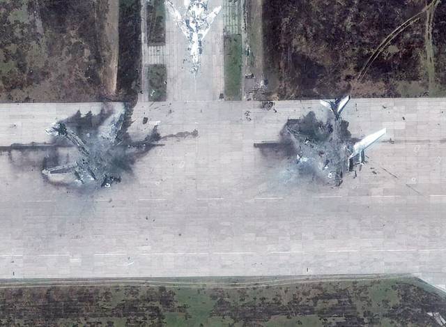 파괴된 러 전략폭격기 : 4일 러시아 이르쿠츠크주 벨라야 공군기지에서 핵무기 운반에 쓰이는 장거리 전략폭격기 투폴레프(TU)-95 2대가 사흘 전 우크라이나 공격에 의해 파괴돼 있다. 지난 1일 우크라이나는 러시아 본토 공군기지 4곳을 드론 117대로 공격을 가하는 ‘거미줄’ 작전을 통해 전략폭격기 등 41대에 피해를 입혔다고 주장했다. 막사테크놀로지 제공 EPA 연합뉴스