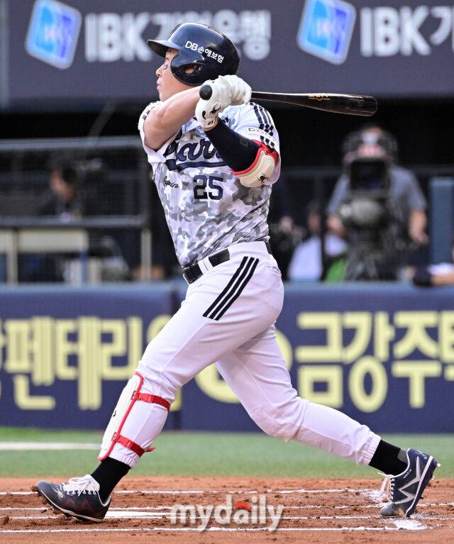 2025년 6월 5일 오후 서울 잠실구장에서 진행된 '2025 신한 SOL뱅크 KBO 리그' KIA 타이거즈와 두산 베어스의 경기. 두산 양의지가 1회말 1사 3루서 우익수 플라이로 선취타점을 만들고 있다./잠실 = 유진형 기자