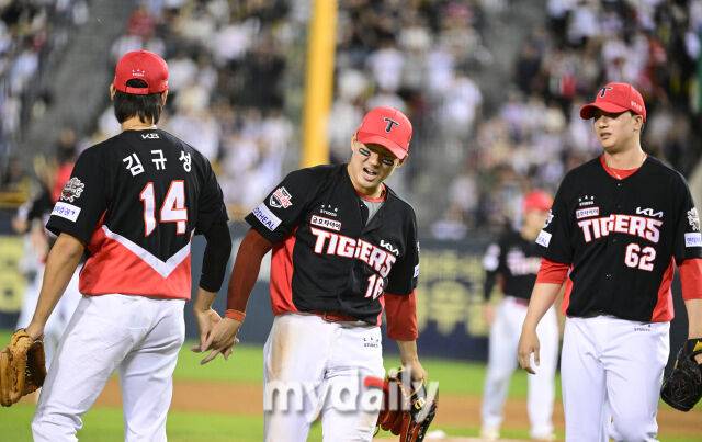 2025년 6월 5일 오후 서울 잠실구장에서 진행된 '2025 신한 SOL뱅크 KBO 리그' KIA 타이거즈와 두산 베어스의 경기. KIA 우익수 최원준이 9회말 2사 1.2루서 두산 김동준의 우전 안타 홈으로 송구해 2루 주자 박준순을 잡고 기뻐하고 있다./잠실 = 유진형 기자