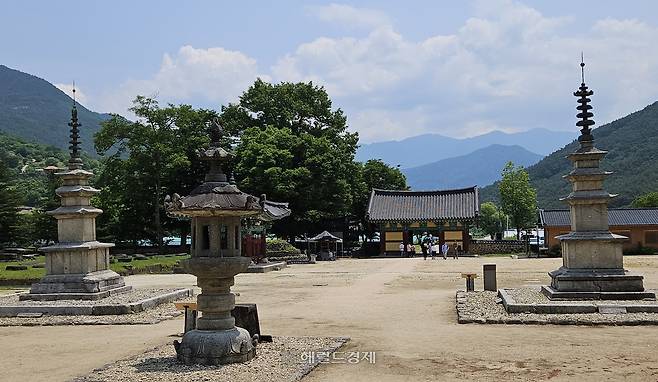 보광전 앞 쌍둥이 ‘동서 3층석탑’과 석등