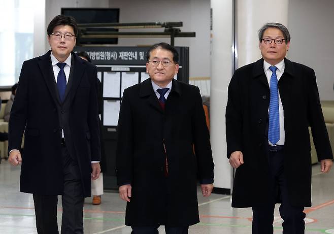 법정 나서는 이규원(왼쪽부터)-차규근-이광철. 연합뉴스
