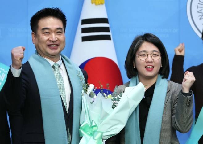 작년 5월 용혜인 새진보연합 상임선대위원장(오른쪽)이 새진보연합 2호 인재 영입 발표 기자회견에서 최혁진 iN라이프케어연합회 정책위원장과 기념촬영을 하고 있다. 연합뉴스