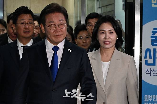 지난 4일 새벽, 더불어민주당 이재명 대선 후보(사진 가운데)가 김혜경 여사(오른쪽)와 함께 선대위원장들에게 감사 인사를 하기 위해 서울 여의도 당사를 방문한 뒤 국민 개표방송 행사로 향하는 모습. 류영주 기자