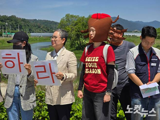 기자회견에서 순천만 상장인 칠게 캐릭터를 머리에 착용했다. 고영호 기자