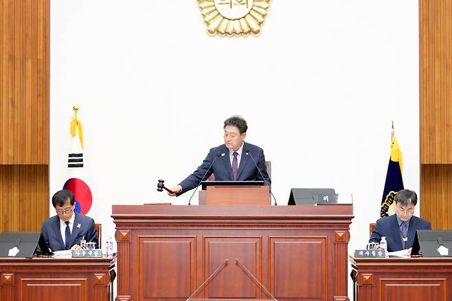 이동협 경주시의회의장이 정례회 제1차 본회의를 개회하고 있다. 경주시의회 제공