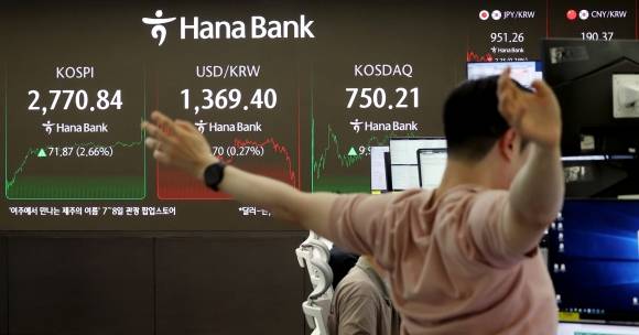 이재명 대통령의 임기 첫날인 4일 서울 중구 하나은행 본점 딜링룸에 주가지수와 원달러 환율이 표시돼 있다. 이날 코스피는 전 거래일 대비 71.87포인트(2.66%) 급등한 2770.84에, 코스닥 지수는 전 거래일 대비 9.92포인트(1.34%) 오른 750.21에 거래를 마쳤다. 뉴시스